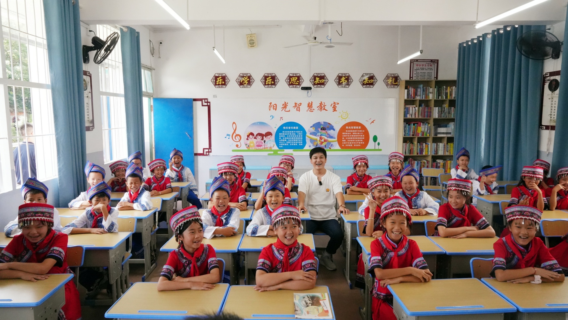 阳光正能量公益行 | 十校联动！“国民村长”李锐倾情开讲阳光第一课
