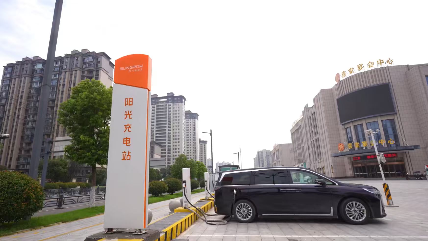 能源新图鉴 | 绿电随行，阳光充电站为每一程美好“充满”期待